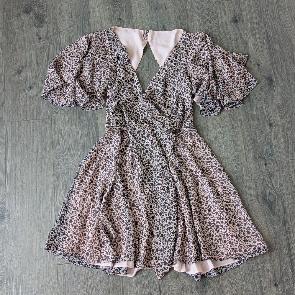 Fame And Partners NWT Floral Flutter Sleeve Dress